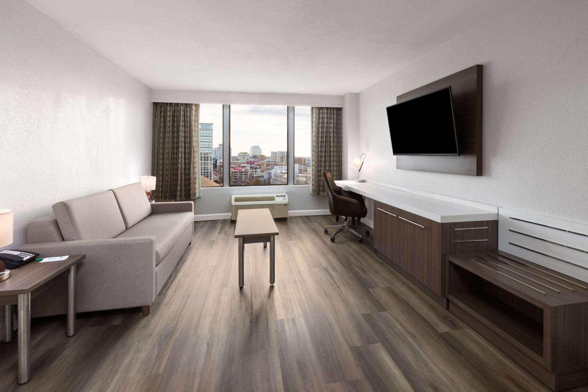 Wyndham Garden Norfolk Downtown Exterior foto